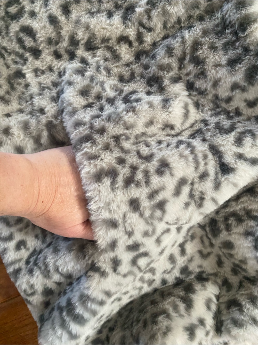 Kenneth Cole NWT Snow Leopard Faux Fur Coat Gray XL - Picture 10 of 16